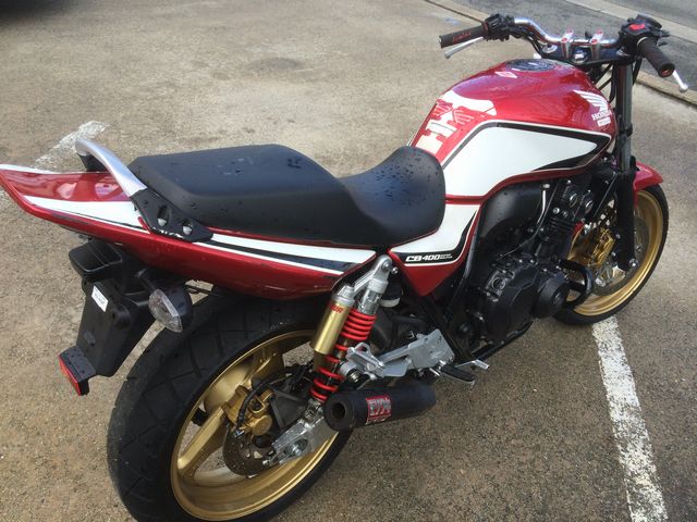 ���A����