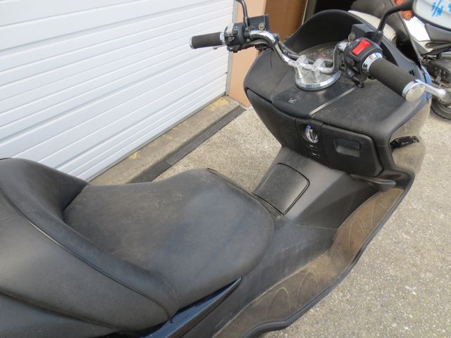 �������Ԃ��Ă���ԑ�